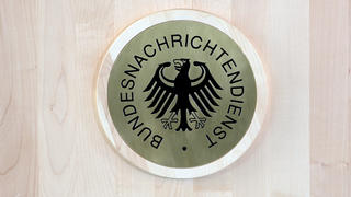ARCHIV - Das Logo des Bundesnachrichtendienstes (BDN), aufgenommen am 31.03.214 in Berlin. Foto: Soeren Stache/dpa    (zu dpa "NSA-Untersuchungsausschuss beleuchtet Kooperation von BND und NSA" vom 25.09.2014) +++(c) dpa - Bildfunk+++