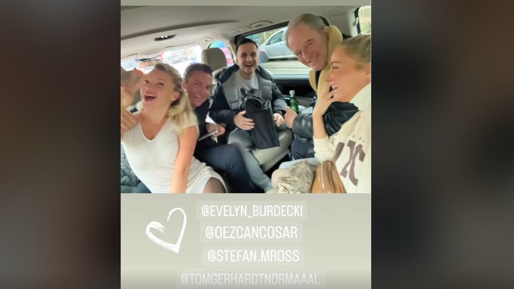 Janine Kunze teilt Foto von der Promi-Truppe in Warschau. Auch hier wirken Evelyn und Stefan sehr vertraut und eng miteinander.