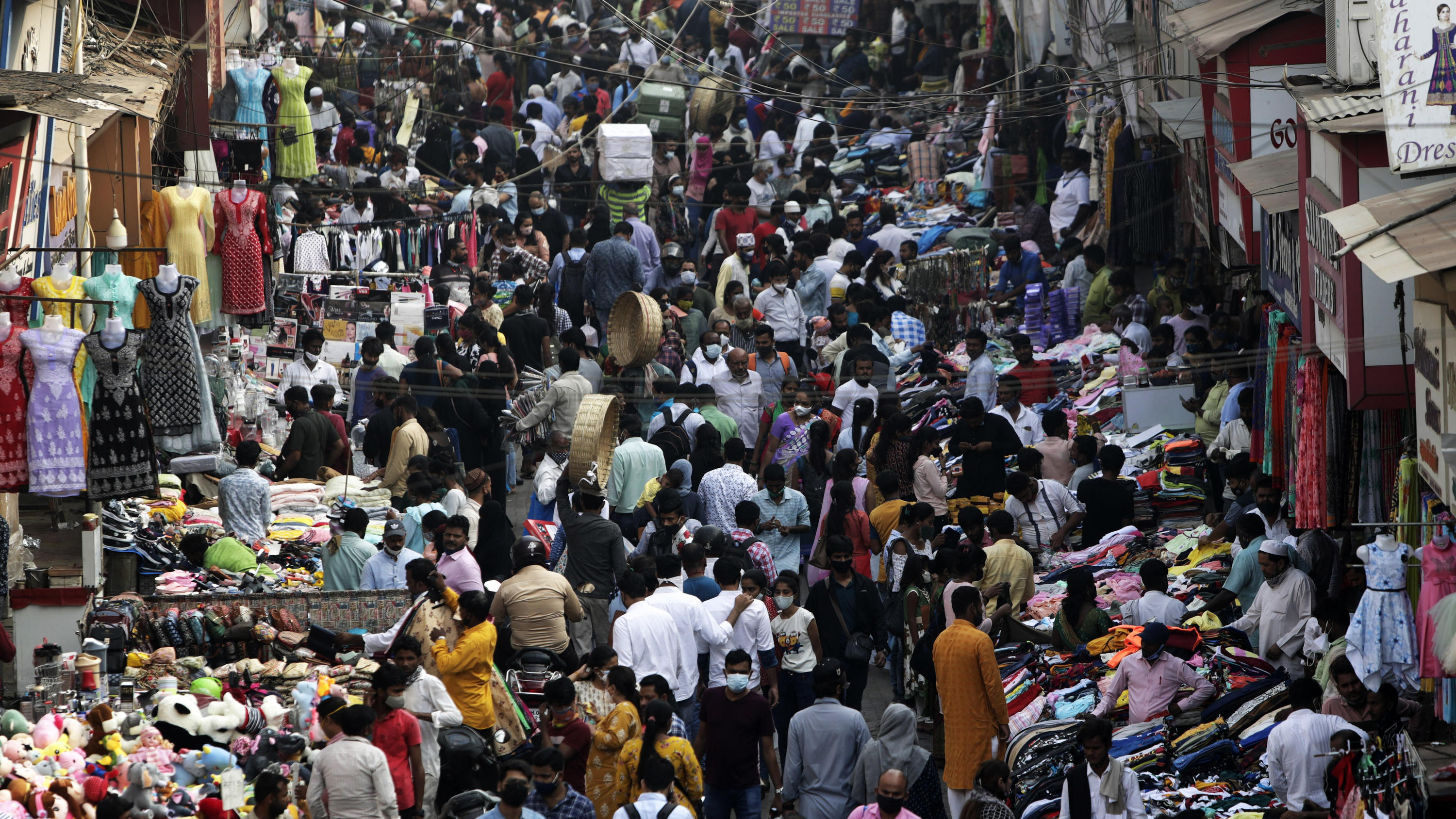 ARCHIV - 12.11.2022, Indien, Mumbai: Menschenmengen bewegen sich auf einem Markt in Mumbai. Nur in China leben mehr Menschen als in Indien. (zu dpa-KORR Indien: Indien wird 2023 bevölkerungsreichstes Land) Foto: Rajanish Kakade/AP/dpa +++ dpa-Bildfun