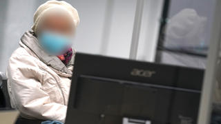 05.12.2022, Schleswig-Holstein, Itzehoe: Die Angeklagte Irmgard F. sitzt zu Beginn des Prozesstages im Sitzungssaal. Der Prozess gegen die ehemalige KZ-Sekretärin vor dem Landgericht Itzehoe wird mit den Plädoyers der Vertreter der Nebenklage fortgesetzt. Der 97-Jährigen wird Beihilfe zum Mord in über 11.000 Fällen zur Last gelegt. Foto: Marcus Brandt/dpa POOL/dpa - ACHTUNG: Die Angeklagte wurde aus rechtlichen Gründen gepixelt +++ dpa-Bildfunk +++
