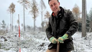 Paul Ziemiak pflanzt Bäume im schneebedeckten Wald von Iserlohn.