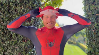 dpatopbilder - HANDOUT - 03.12.2022, ---: Ein Foto, das von Scotty's Little Soldiers aus der Videobotschaft des Herzogs von Sussex herausgegeben wurde, zeigt Prinz Harry, der sich als Spider-Man verkleidet hat. Der britische Prinz hat im Superhelden-Kostüm eine Weihnachtsbotschaft für die Kinder von im Einsatz gestorbenen Militärangehörigen aufgezeichnet. (BESTMÖGLICHE QUALITÄT) Foto: Scotty's Little Soldiers/PA Media/dpa - ACHTUNG: Nur zur redaktionellen Verwendung und nur mit vollständiger Nennung des vorstehenden Credits +++ dpa-Bildfunk +++