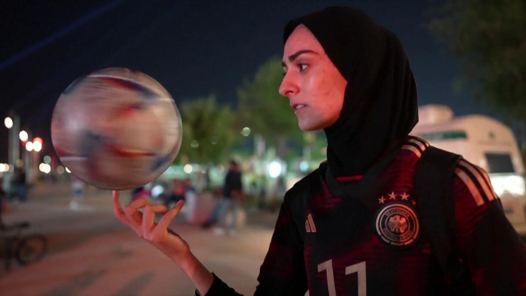 freestylerin-begeistert-bei-wm-junge-iranierin-vernascht-fans-mit-ihren-fuball-tricks