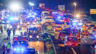 05.12.2022, Baden-Württemberg, Muggensturm: Feuerwehr- und Rettungsfahrzeuge stehen nach einem Unfall auf der A5. Ein Lastwagenfahrer hat auf der Autobahn 5 bei Raststatt einen schweren Unfall mit drei Verletzten und insgesamt mindestens neun demolierten Fahrzeugen verursacht. Foto: -/Einsatz-Report24/dpa +++ dpa-Bildfunk +++