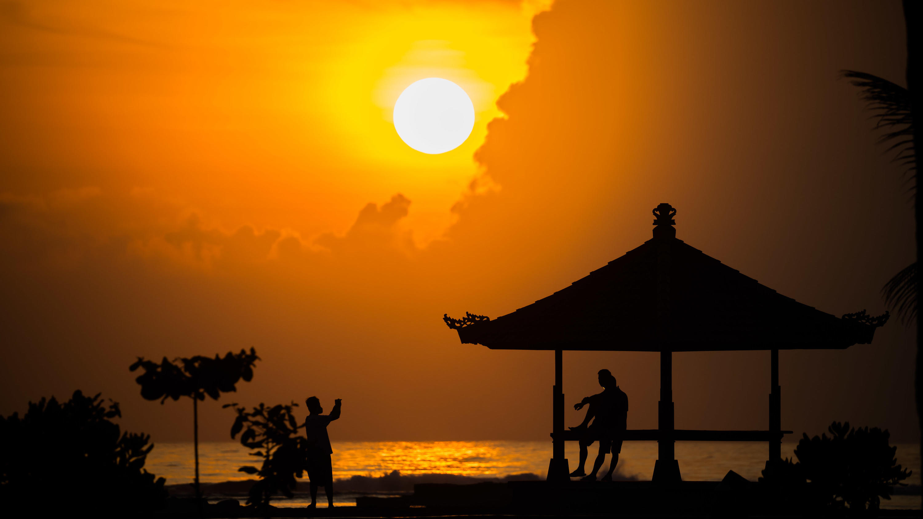 14.11.2022, Indonesien, Nusa Dua: Die Sonne geht am Strand von Nusa Dua am Tag vor Beginn des G20-Gipfels auf. Das Treffen der Gruppe der G20, der stärksten Industrienationen und aufstrebenden Volkswirtschaften, findet am 15. und 16. November statt. 
