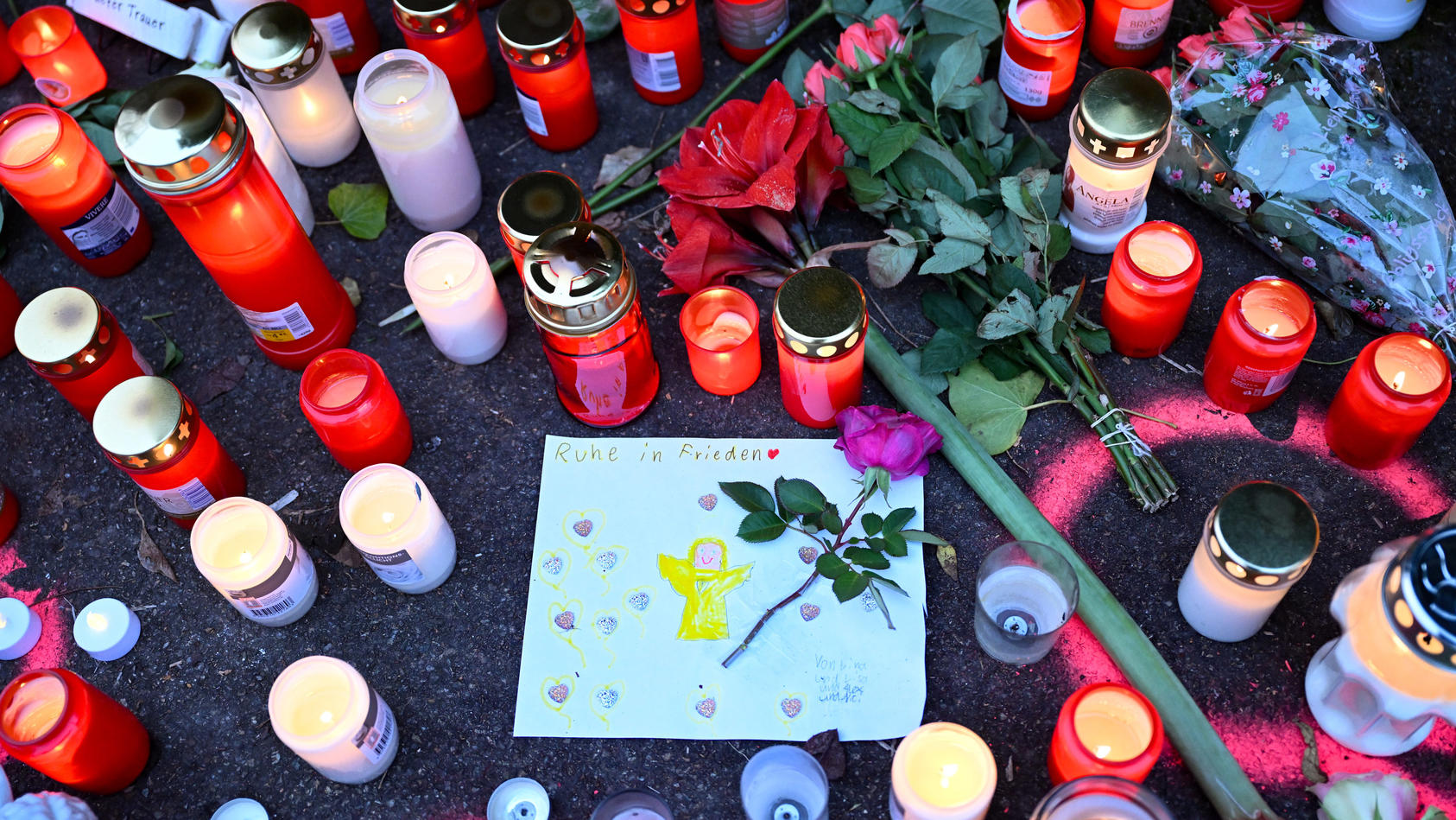 06.12.2022, Baden-Württemberg, Illerkirchberg: Kerzen und Blumen stehen an einem Tatort, an dem am Tag zuvor zwei Mädchen von einem Mann mit einem Messer angegriffen wurden. Eine 14-Jährige erlag am Montag ihren schweren Verletzungen. Foto: Bernd Wei
