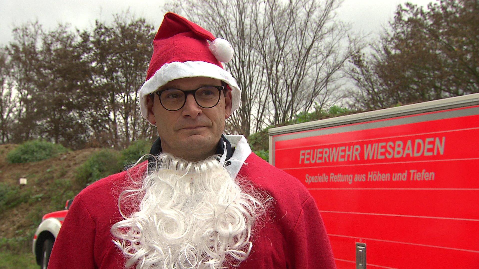 Feuerwehrmann Andreas Schnipp trägt ein Nikolaus-Kostüm.