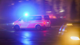 12.11.2022, Hessen, Frankfurt/Main: Mit eingeschaltetem Blaulicht fährt ein Rettungswagen am Morgen über eine Kreuzung, die noch im Nebel liegt. Foto: Frank Rumpenhorst/dpa +++ dpa-Bildfunk +++
