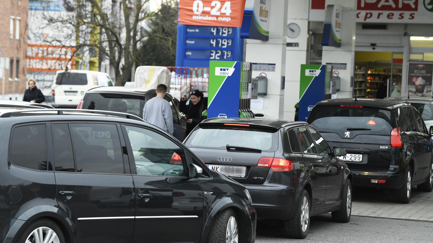 Wartende Fahrzeuge bei einer Tankstelle am Donnerstag, 10. März 2022, in Sopron. Die ungarische Regierung stoppt ab Freitag den sogenannten "Treibstoff-Tourismus". Ab Freitag, 27. Mai 2022, dürfen nur noch Fahrzeuge mit ungarischem Kennzeichen für de
