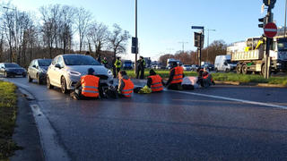 News Bilder des Tages Letzte Generation blockiert Straßen in München Am 6.12.2022 blockierten Aktivist*innen der Letzten Generation wieder Straßen in München. Sie fordern die Wiedereinführung des Neun-Euro-Tickets für den ÖPNV und ein Tempolimit 100 km/h auf deutschen Autobahnen. -- On December 6, 2022 activists of the Last Generation  Letzte Generation  blocked roads in Munich, Germany again. They demand the reintroduction of the 9-euro-ticket for the public transport and a speed limit of 100 km/h on German highways. München Bayern Deutschland Copyright: xLGBPx