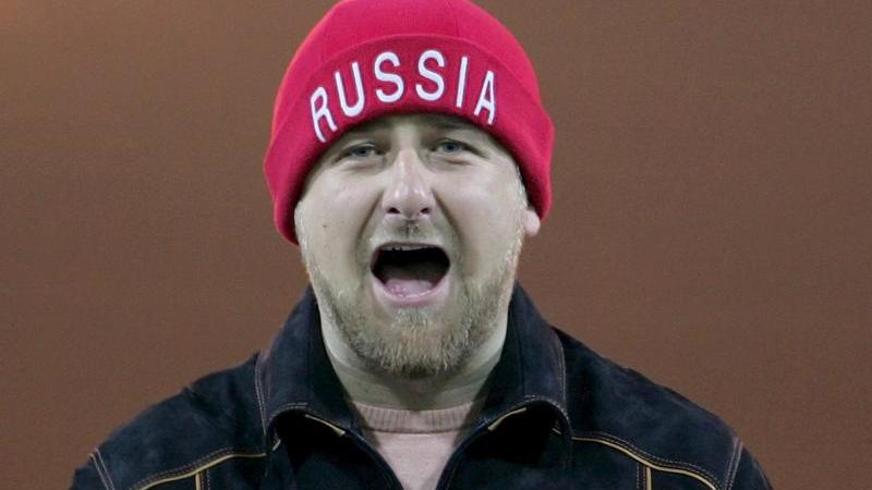 Ramsan Kadyrow posiert 2008 bei einem Fußballspiel in Grosny. Foto: Kazbek Vakhayev