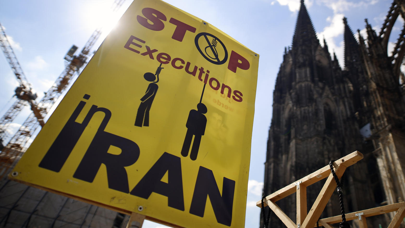 Eine Demonstration von Gegnern des Mullah-Regimes in Teheran fordert Solidarität mit der Opposition im Iran, die Abschaffung der Todesstrafe und einen Umsturz. Sie halten iranische Flaggen und haben einige Galgen aus Holz aufgebaut, welche die martia
