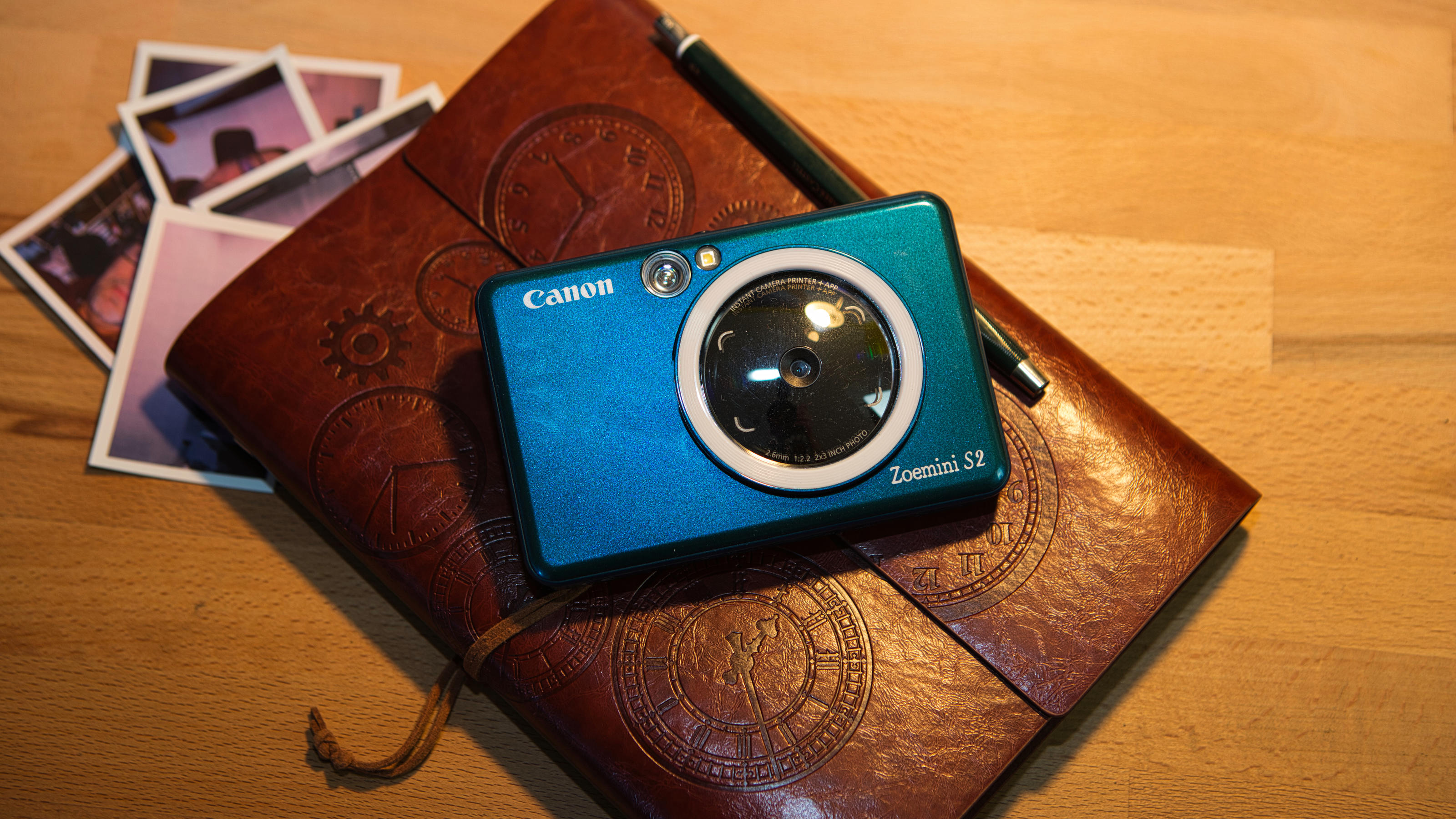 Die Canon Zoemini S2 ist im Vergleich zu vielen Konkurrenten deutlich kompakter in ihren Abmessungen und wieg nur 188 Gramm. 