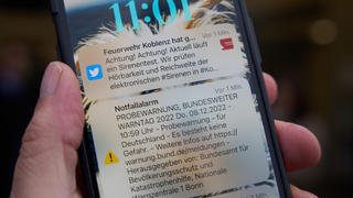 Cell-Broadcast-Botschaft Warntag, Smartphones Probleme BBKsehen. Foto: Thomas Frey/dpa +++ dpa-Bildfunk +++