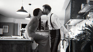 HANDOUT - 07.12.2022, ---: Das von Netflix veröffentlichte Bild zeigt Prinz Harry und Herzogin Meghan in einer Szene der Dokumentation «Harry & Meghan» (undatiert). Das Streaming-Portal Netflix will am 08.12.2022 die ersten drei Folgen seiner mit Spannung erwarteten Doku-Serie veröffentlichen. (zu dpa «Eskalation in sechs Teilen: Harrys und Meghans Netflix-Doku läuft an») Foto: Courtesy Of Prince Harry/Netflix/dpa - ACHTUNG: Nur zur redaktionellen Verwendung im Zusammenhang mit einer Berichterstattung über die Doku und nur mit vollständiger Nennung des vorstehenden Credits +++ dpa-Bildfunk +++