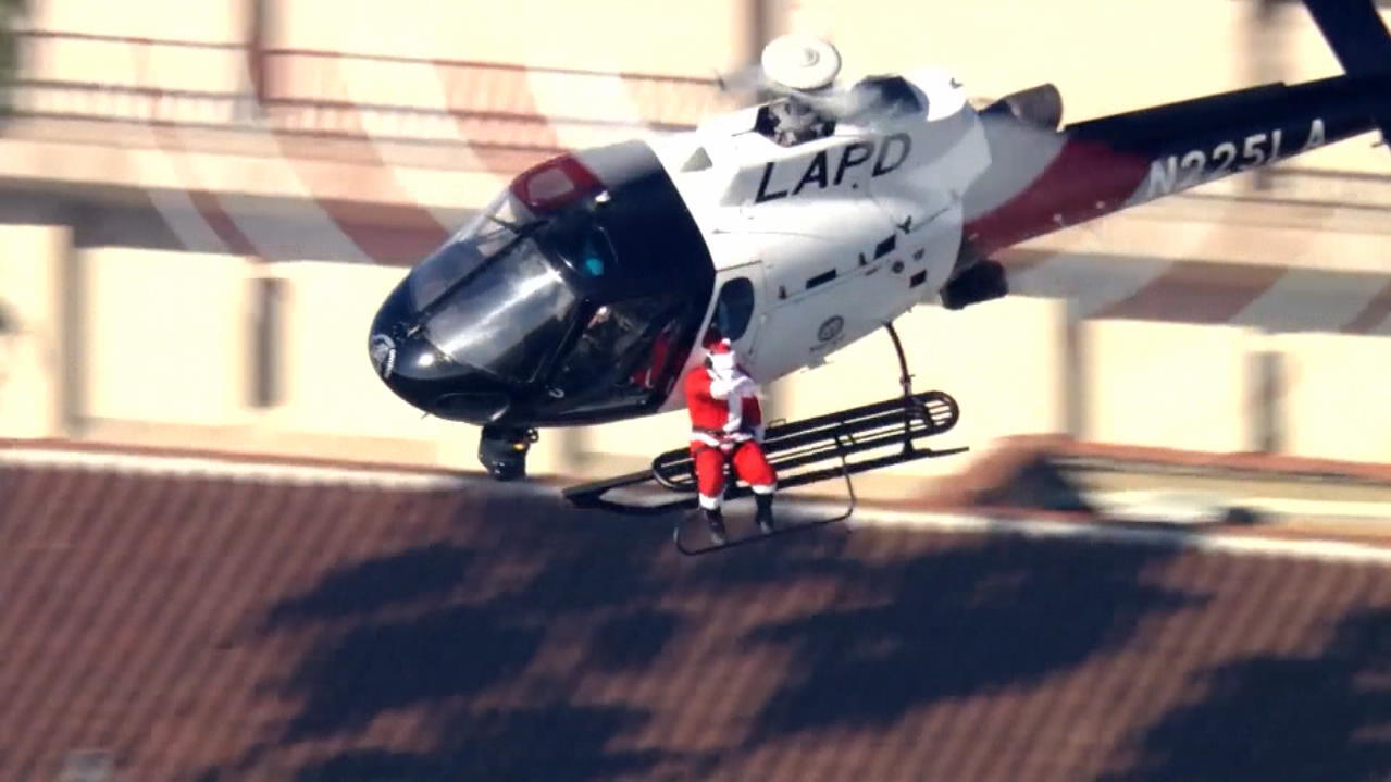Ho-Ho-Hoch hinaus - für Kids - Santa springt aus einem Helikopter