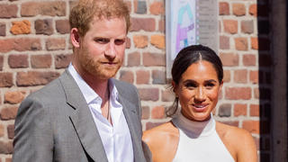 ARCHIV - 06.09.2022, Nordrhein-Westfalen, Düsseldorf: Der britische Prinz Harry, Herzog von Sussex, und seine Frau Meghan, Herzogin von Sussex, kommen aus dem Rathaus. Der Prinz und seine Frau kamen damals nach Düsseldorf, um für die «Invictus Games» 2023 zu werben, die von Prinz Harry mit ins Leben gerufen wurden. Das Streaming-Portal Netflix will am 08.12.2022 die ersten drei Folgen seiner mit Spannung erwarteten Doku-Serie «Harry & Meghan» veröffentlichen. (zu dpa «Eskalation in sechs Teilen: Harrys und Meghans Netflix-Doku läuft an») Foto: Rolf Vennenbernd/dpa +++ dpa-Bildfunk +++