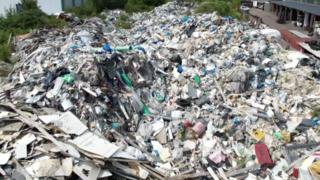 Mehrere tausend Tonnen Müll lagern neben einem Autohof in Norderstedt. Auch giftige Stoffe wie Asbest und Teerpappe sind dabei.