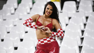Ivana Knöll posiert vor dem Spiel zwischen Kroatien und Brasilien auf der Tribüne.