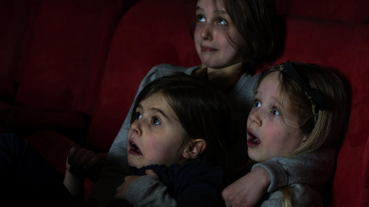 Schulbetreuer Zwingt Kinder Horrorfilme Anzusehen Wer Weinte Wurde Gedemütigt 