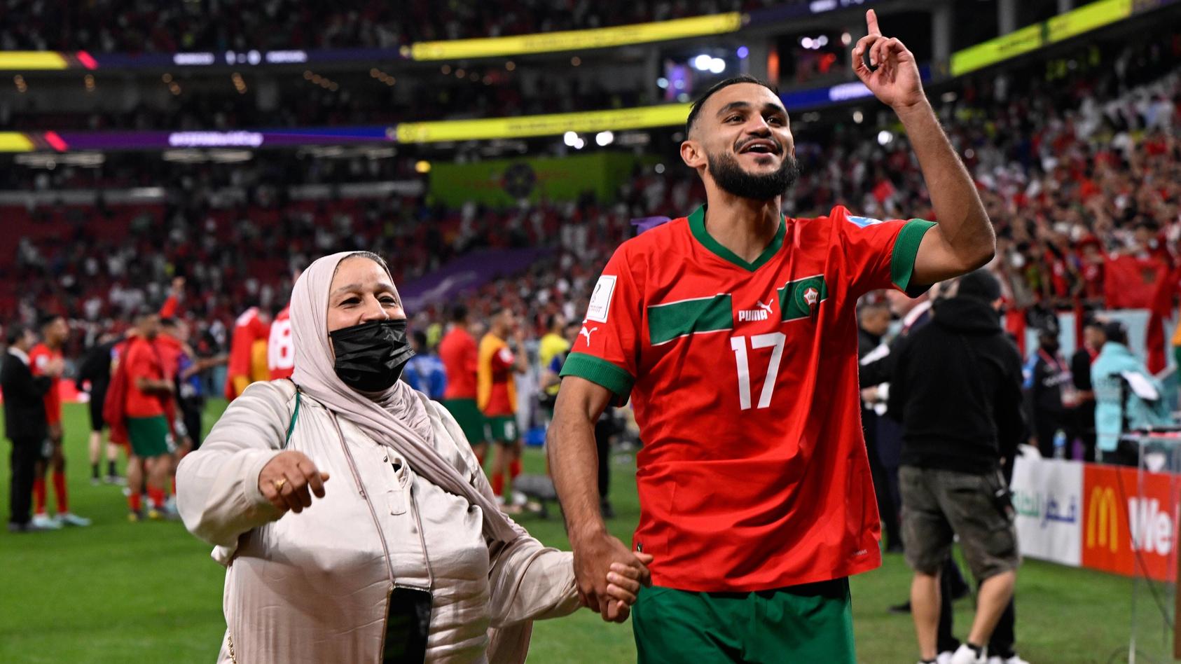 Sofiane Boufal Marokko-Star tanzt nach WM-Sensation mit seiner Mutter auf dem Rasen