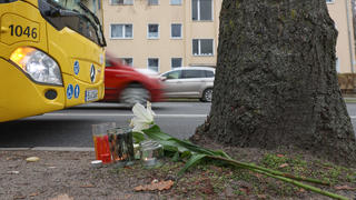 11.12.2022, Berlin: Blumen liegen an einer Bushaltestelle an der Leonorenstraße im Stadtteil Lankwitz. Nach einem schweren Unfall mit einem Doppeldecker-Bus der BVG ist gestern Abend an dieser Stelle eine 15 Jahre alte Jugendliche gestorben, eine weitere wurde schwer verletzt. Beide waren laut Feuerwehr in der Leonorenstraße unter dem Bus eingeklemmt. Foto: Jörg Carstensen/dpa +++ dpa-Bildfunk +++