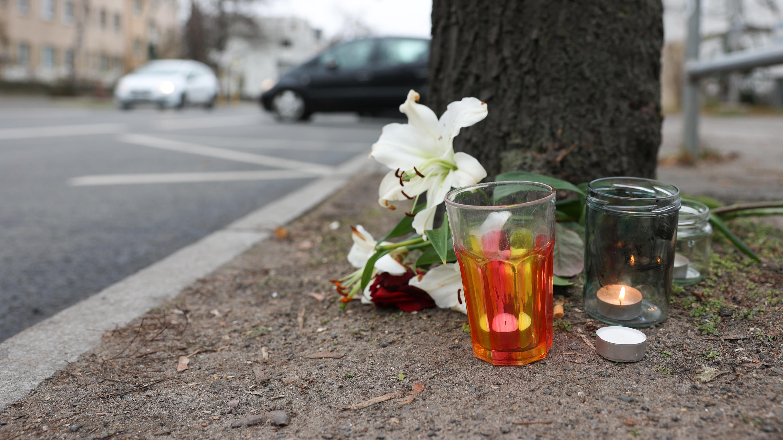 11.12.2022, Berlin: Blumen liegen an einer Bushaltestelle an der Leonorenstraße im Stadtteil Lankwitz. Nach einem schweren Unfall mit einem Doppeldecker-Bus der BVG ist gestern Abend an dieser Stelle eine 15 Jahre alte Jugendliche gestorben, eine wei