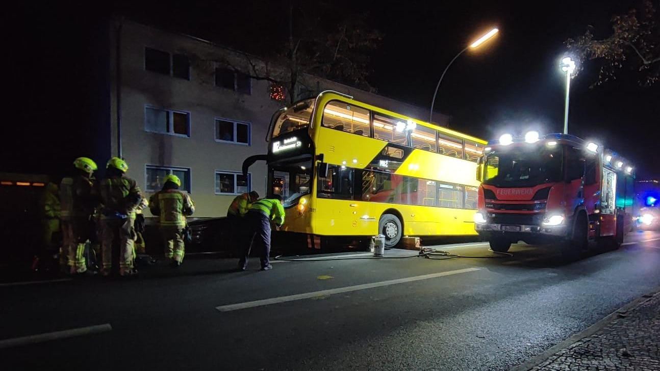 10.12.2022, Berlin: In Berlin-Steglitz sind bei einem schweren Verkehrsunfall mit einem BVG-Bus zwei Fußgänger unter den Doppeldecker-Bus geraten. Dabei kam eine Person ums Leben, wie ein Polizeisprecher am Abend sagte. Foto: Dominik Totaro/dpa +++ d