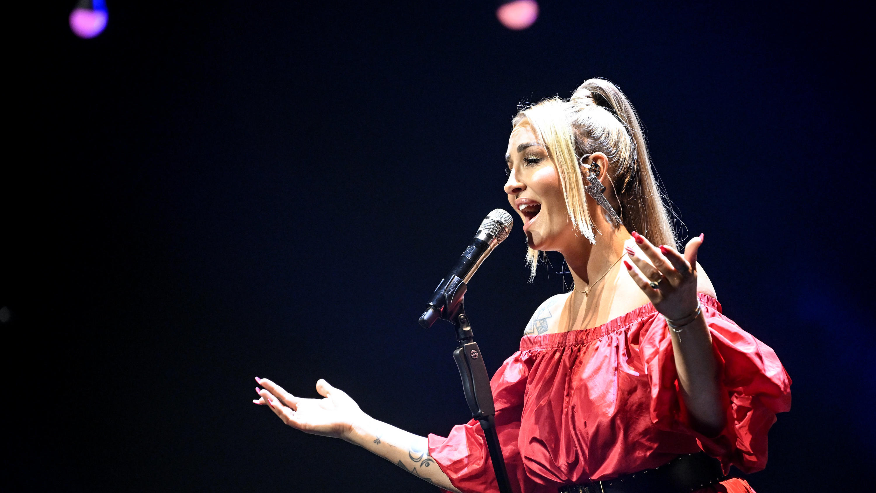 ARCHIV - 26.11.2022, Berlin: Die Sängerin Sarah Connor singt auf ihrem Weihnachtskonzert in der Verti-Music-Hall. Mit dem zweiten Weihnachtsalbum ihrer Karriere, «Not So Silent Night», hat sie ein besinnliches Werk zum Fest herausgebracht. Die ARD ze
