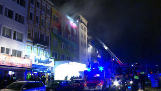 11.12.2022, Hamburg: Die Feuerwehr ist bei einem Hausbrand im Einsatz. Nach einem Feuer in einem Mehrfamilienhaus in Hamburg sind in der Nacht zu Sonntag fünf Menschen verletzt ins Krankenhaus gebracht worden. Foto: Steven Hutchings/TNN/dpa +++ dpa-Bildfunk +++