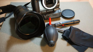 Mit den richtigen Utensilien ist die Reinigung von Objektiven und Kameras im Handumdrehen erledigt