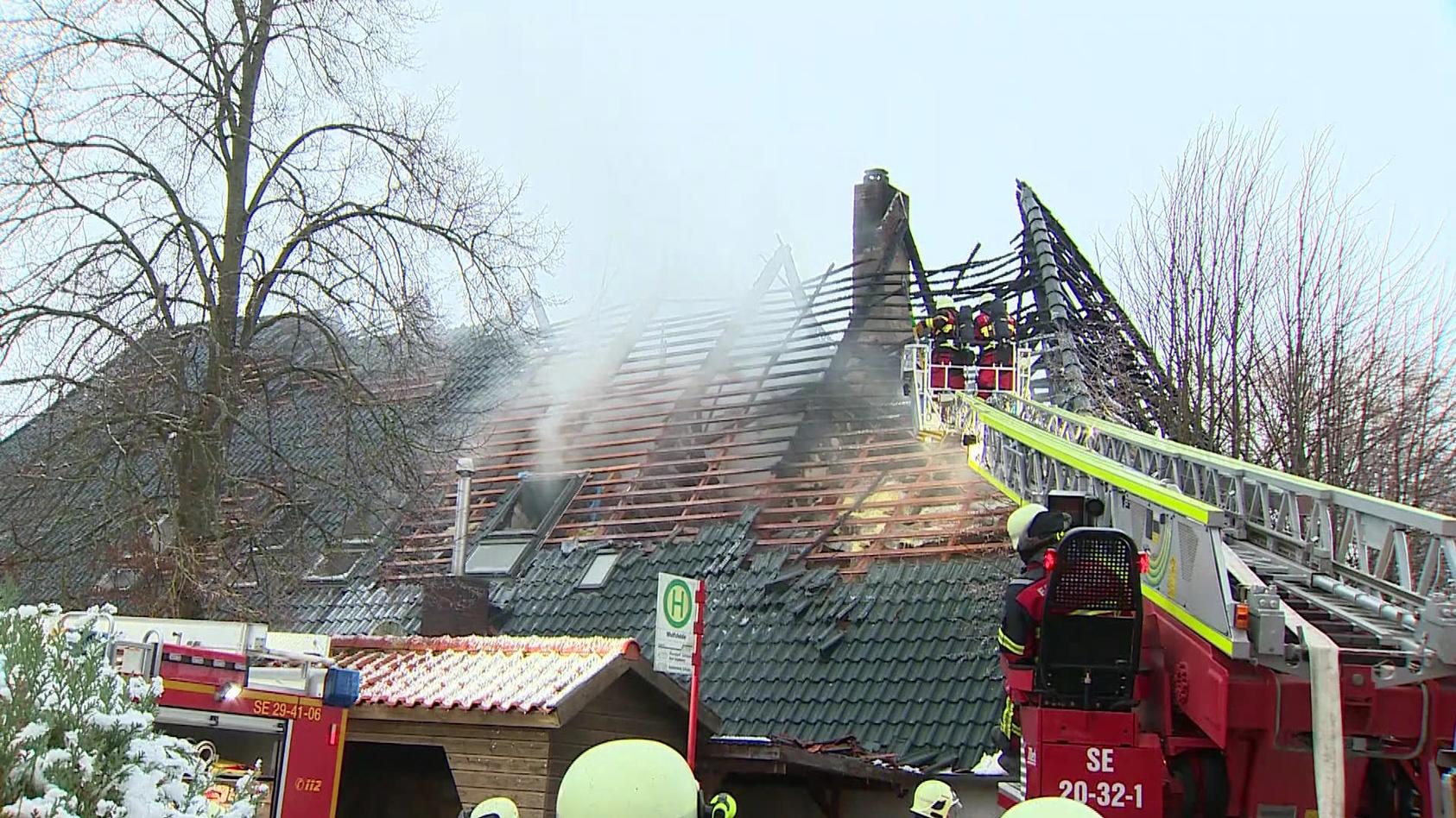Ein Feuer in einem Bauernhaus in Pronstorf löste am Samstag einen Großeinsatz der Feuerwehr aus.