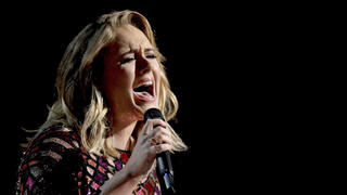 ARCHIV - 13.03.2017, USA, Los Angeles: Die britische Sängerin Adele singt das Lied «Hello» bei der 59. Verleihung der Grammy Awards. Adele freut sich nach eigenen Worten auf den Start ihrer Konzertreihe in Las Vegas am 18.11.2022. (zu dpa "Adele «so nervös wie nie» vor Auftritt in Las Vegas") Foto: Matt Sayles/AP/dpa +++ dpa-Bildfunk +++