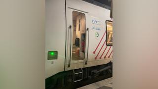 Ein Mann hat sich in Leverkusen an einen Regionalzug geklammert und ist bei 100 km/h mitgefahren.