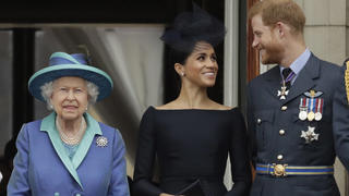 ARCHIV - 10.07.2018, Großbritannien, London: Königin Elizabeth II. (l-r), Meghan, Herzogin von Sussex, und Prinz Harry stehen auf dem Balkon des Buckingham-Palastes. Königin Elizabeth II. ist tot. Foto: Matt Dunham/AP/dpa +++ dpa-Bildfunk +++