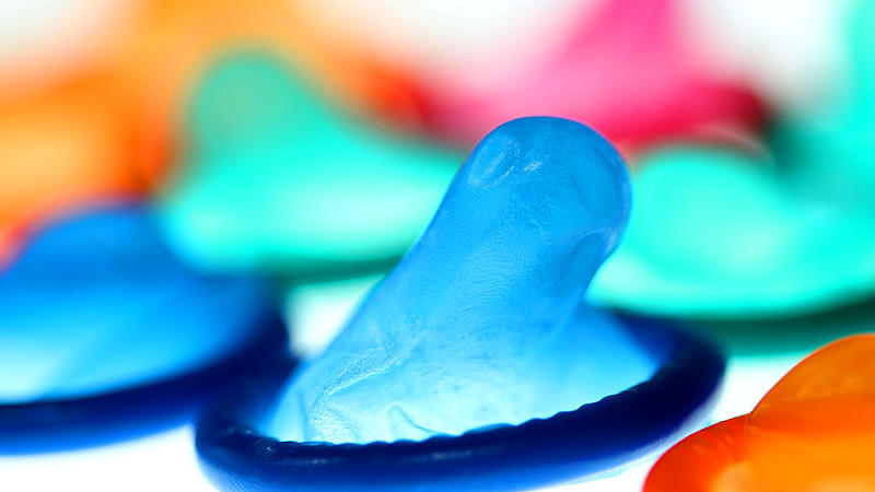 ILLUSTRATION - ARCHIV - Kondome liegen auf einem Leuchttisch in Köln (Archivfoto vom 29.11.2010). In den nächsten acht Jahren sollen 120 Millionen Frauen weltweit mit Verhütungsmitteln zur Geburtenkontrolle versorgt werden. Das hat ein internationale
