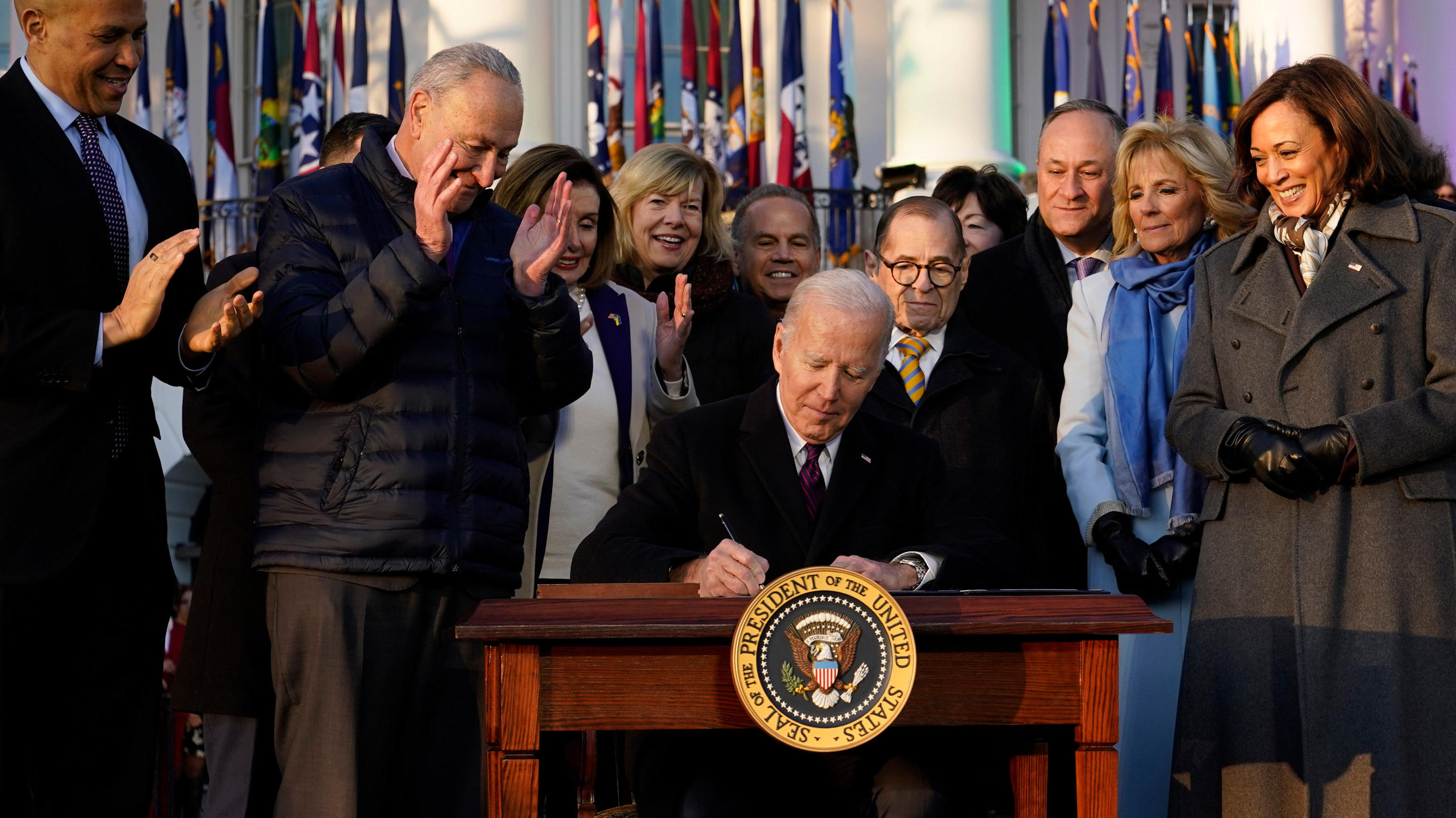 13.12.2022, USA, Washington: Joe Biden, Präsident der USA, unterzeichnet auf dem Südrasen des Weißen Hauses das Gesetz zum Schutz gleichgeschlechtlicher Ehen. Foto: Patrick Semansky/AP/dpa +++ dpa-Bildfunk +++