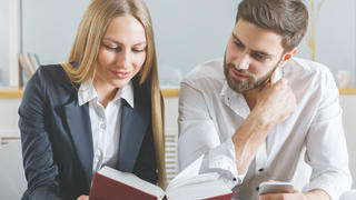Frau und Mann lesen gemeinsam ein Buch