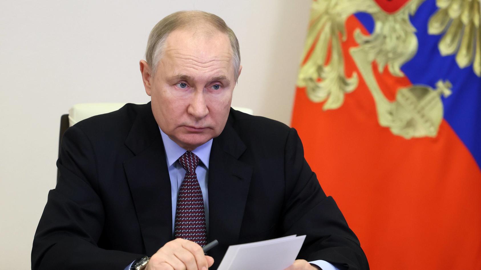  Russia Putin Transport Infrastructure 8338342 13.12.2022 Russian President Vladimir Putin takes part in a ceremony to launch new and renovated transport infrastructure in Russia s regions via a video link at the Novo-Ogaryovo state residence, outsid