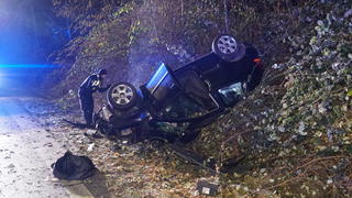14.12.2022, Hamburg: Ein Unfallwagen liegt auf dem Dach in einer Böschung. Bei einem Verkehrsunfall auf einer Kreuzung in Hamburg-Öjendorf hat sich ein Auto überschlagen. Zwei Autofahrer seien bei dem Zusammenstoß am Mittwochabend verletzt worden, sagte ein Polizeisprecher. Einer der Männer habe zuvor die Vorfahrtsregel an der Kreuzung missachtet, der andere sei zu schnell gefahren und vermutlich alkoholisiert gewesen. Die beiden Verletzen wurden ins Krankenhaus gebracht. Foto: Citynewstv/dpa +++ dpa-Bildfunk +++