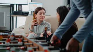 IMAGO Creative: Business - Work-Life Balance  Close up of women with bottles of beer and snacks talking Close up of women with bottles of beer and snacks talking at office after work. Colleagues enjoying free time with alcoholic beverage to do fun activity with entertainment after hours Copyright: xx 43945936