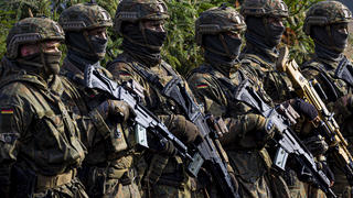 ARCHIV - 17.10.2022, Niedersachsen, Ostenholz: Soldaten der Bundeswehr nehmen an der Ausbildungs- und Lehrübung des Heeres teil. (zu dpa "Bundesfinanzministerium lässt Lambrecht mit Geldforderung abblitzen") Foto: Moritz Frankenberg/dpa +++ dpa-Bildfunk +++