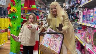 DSDS-Jurorin Katja Krasavice hilft, wo sie kann – und erfüllt einer fünfköpfigen Familie alle Weihnachtswünsche.