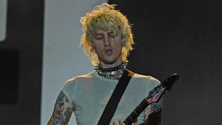  FORT LAUDERDALE FL - DECEMBER 04: Machine Gun Kelly performs during the Audacy Beach Festival at Fort Lauderdale Beach on December 4, 2022 in Fort Lauderdale, Florida. PUBLICATIONxNOTxINxUSA Copyright: xmpi04x