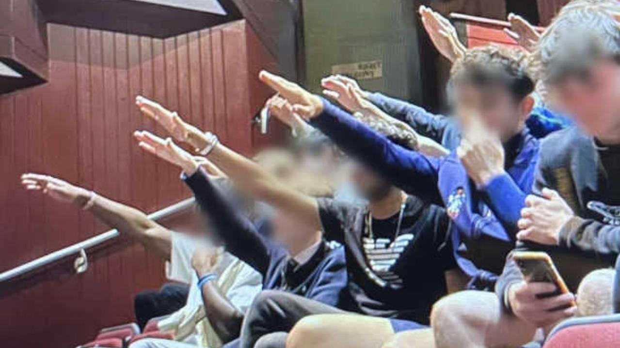 Schüler an einer britischen Eliteschule zeigten während eines Theaterstücks den Hitlergruß.