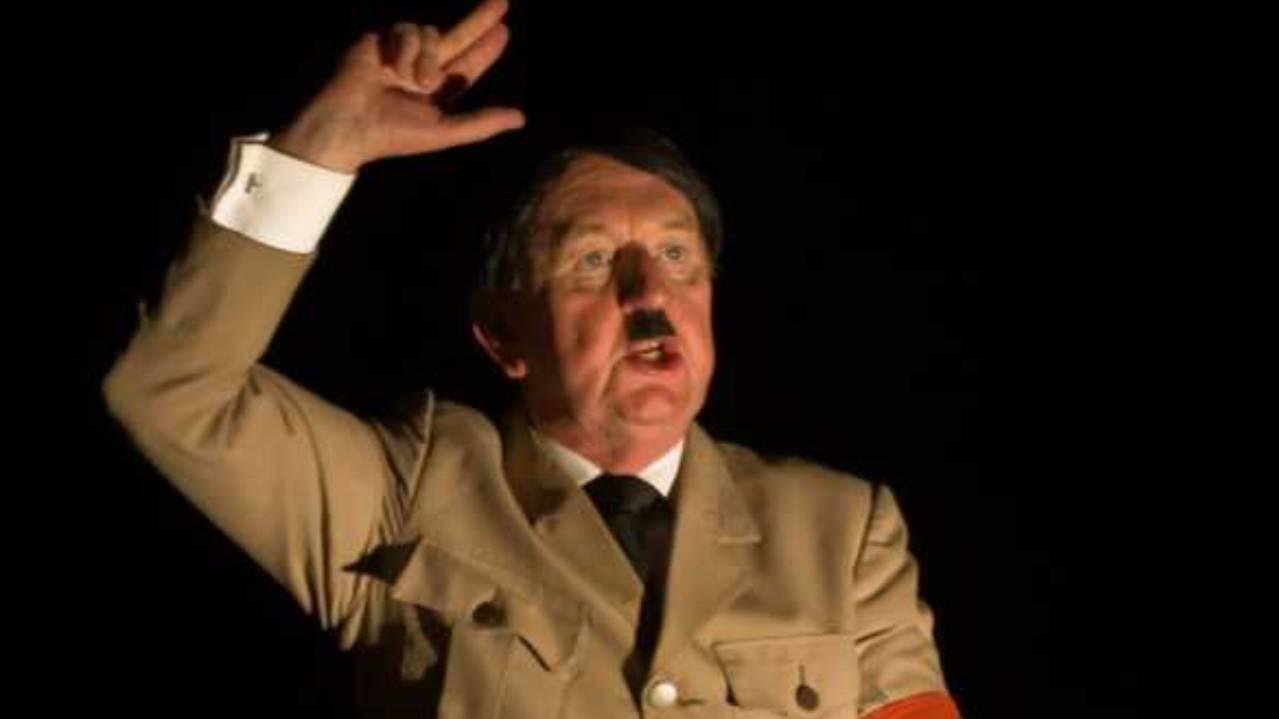 Schauspieler Pip Utton trat in dem Theaterstück als Adolf Hitler auf.