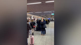 Passagiere müssen am Frankfurter Flughafen starke Nerven beweisen.