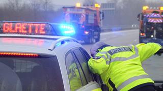 Winter - Eis - Wetter - Blitzeis - Strassenglaette - Unfall - Rettungswagen - Polizei - Winterdienst - Streufahrzeuge - Rettungsdienst - Autobahn wurde zwischen Barsbuettel und Ahrensburg gesperrt 07.01.17
