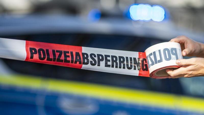 Auf einer Bahnstrecke im Kreis Vorpommern-Rügen wurde ein 14-jährieges Mädchen von einem Zug erfasst und tödlich verletzt worden. Die Polizei ist vor Ort. (Symbolbild)