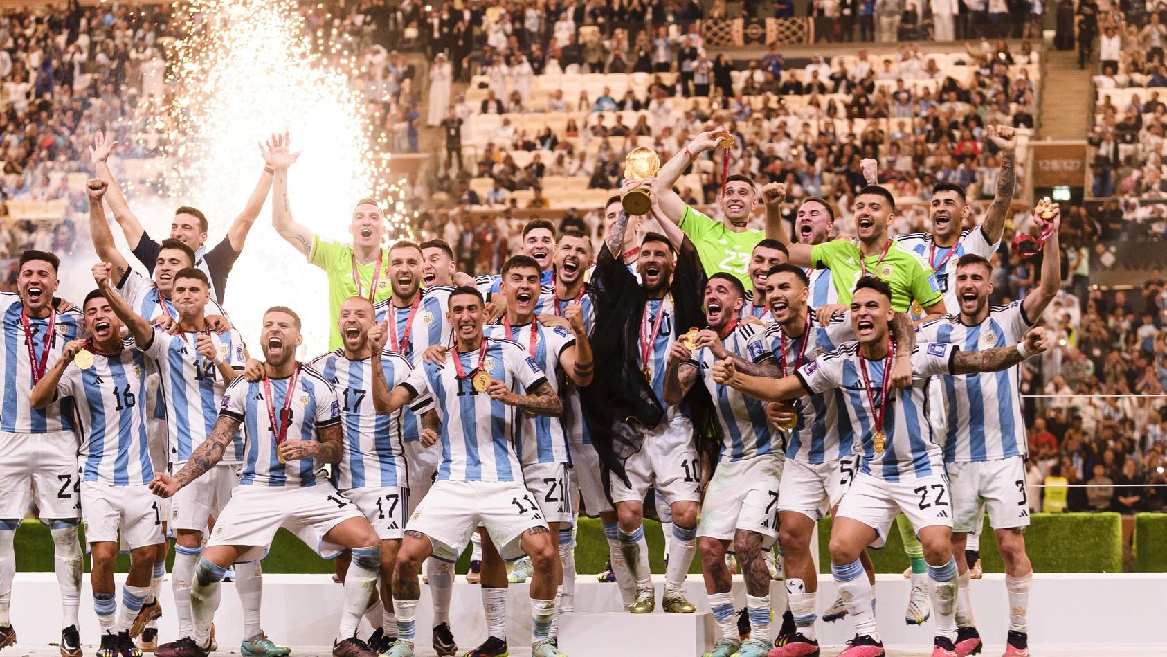  RECORD DATE NOT STATED  FIFA World Cup, WM, Weltmeisterschaft, Fussball Qatar 2022 Argentina vs France Final Lionel Messi lifts the Champions Trophy with players from Argentina the game Argentina vs France, corresponding to the great final of the FI